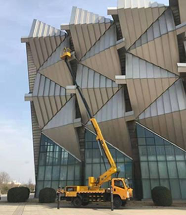 xe tải làm việc trên không